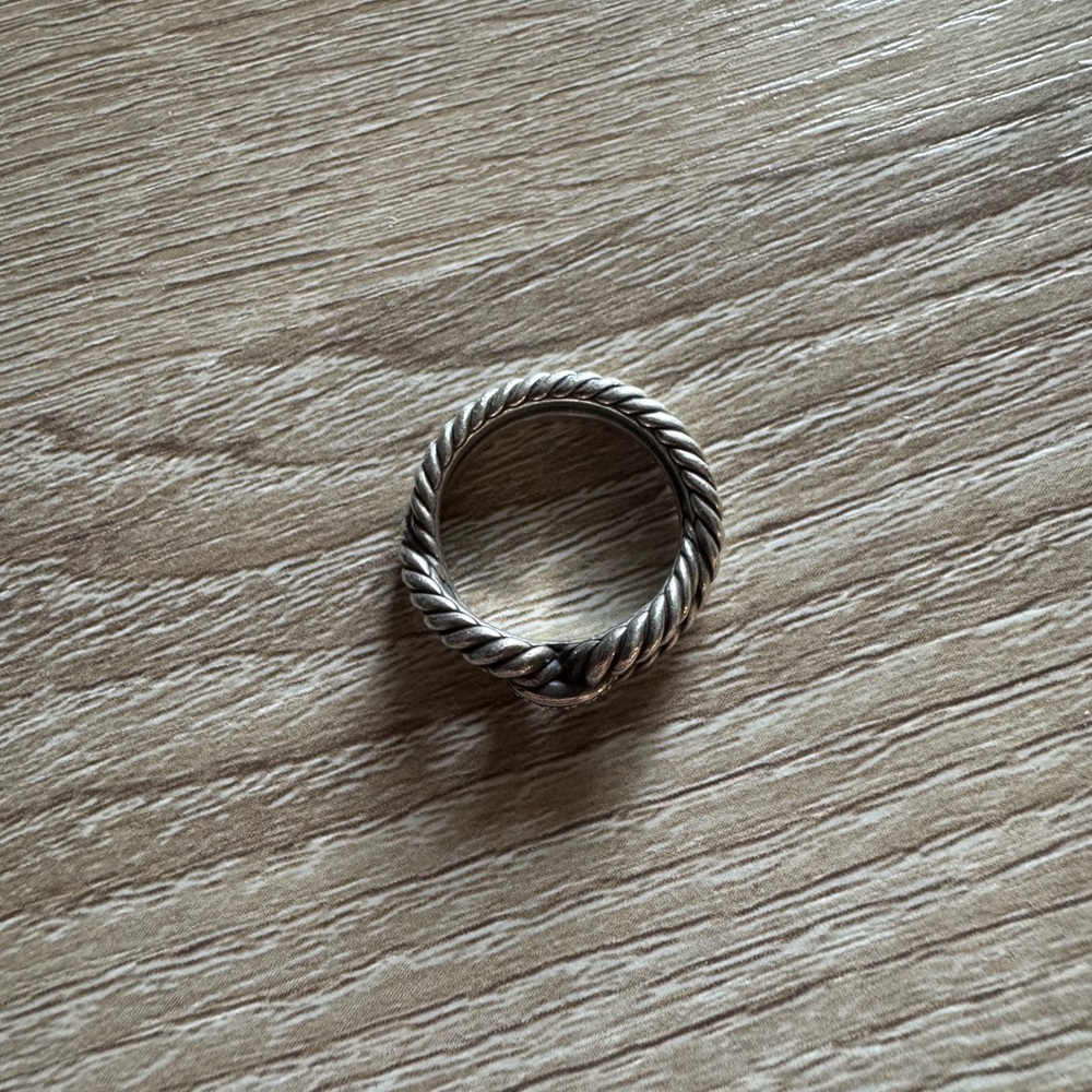 David Yurman Infinity-style cable ring in sterling silver with pavé diamonds. - Picture 3 of 5